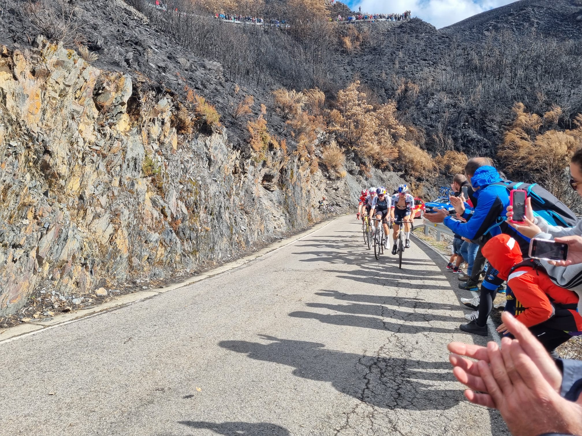 Llegada de los líderes de la etapa y de La Vuelta al Alto de la Cruz y posteriormente al Morredero.  REPORTAJE GRÁFICO RAÚL FERNÁNDEZ