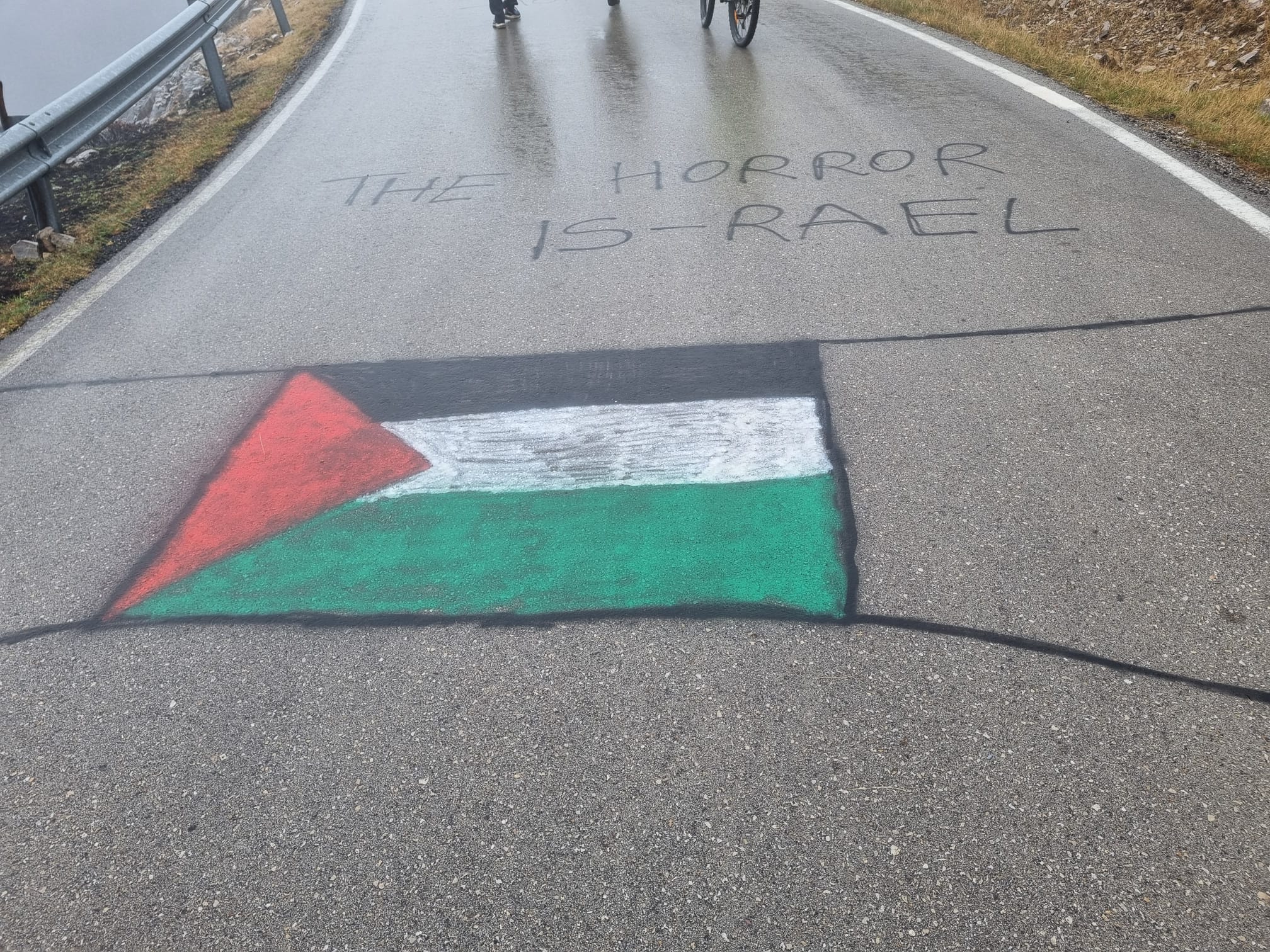 Pintadas sobre Israel en La Vuelta en Ponferrada