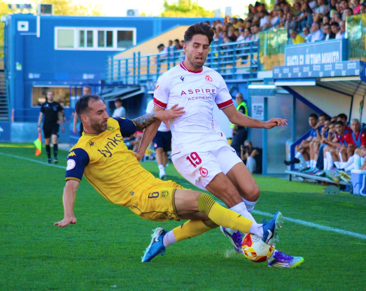Sobrino es derribado por un jugador del Alcorcón. | CYD