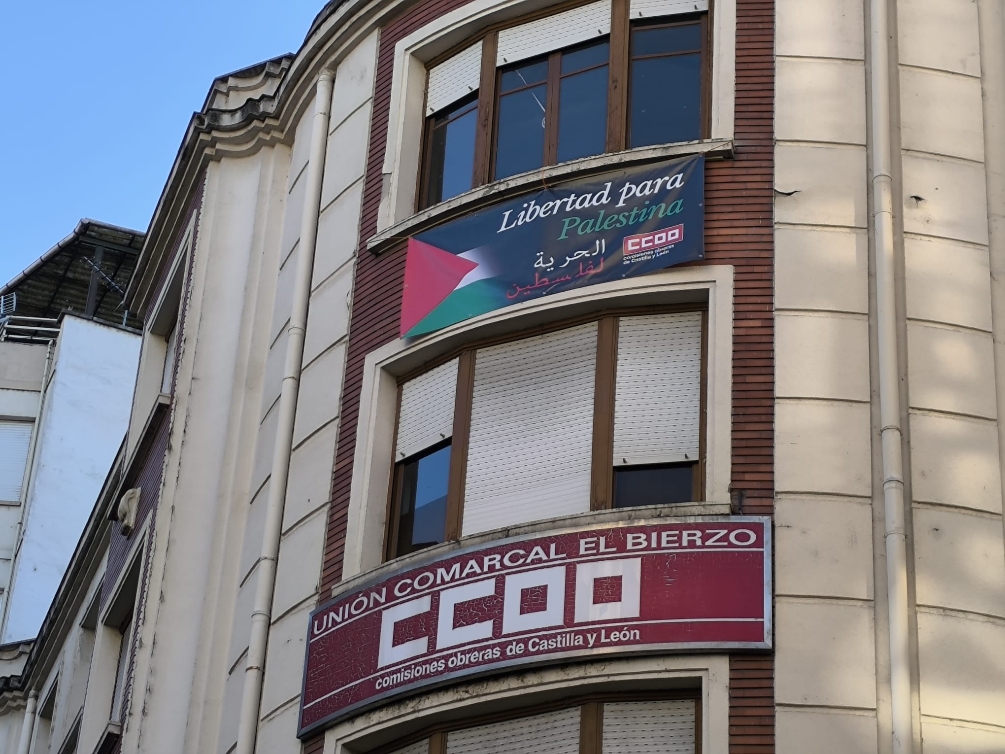 Sede CCOO, con la pancarta en solidaridad con Palestina.