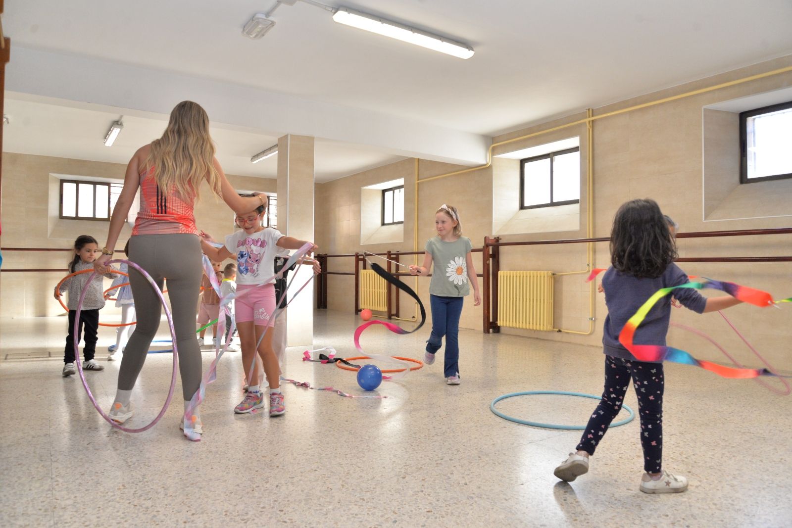 Alumnos participan en algunas de las actividades organizadas en la VI Feria de Extraescolares del Divina Pastora | L.N.C.