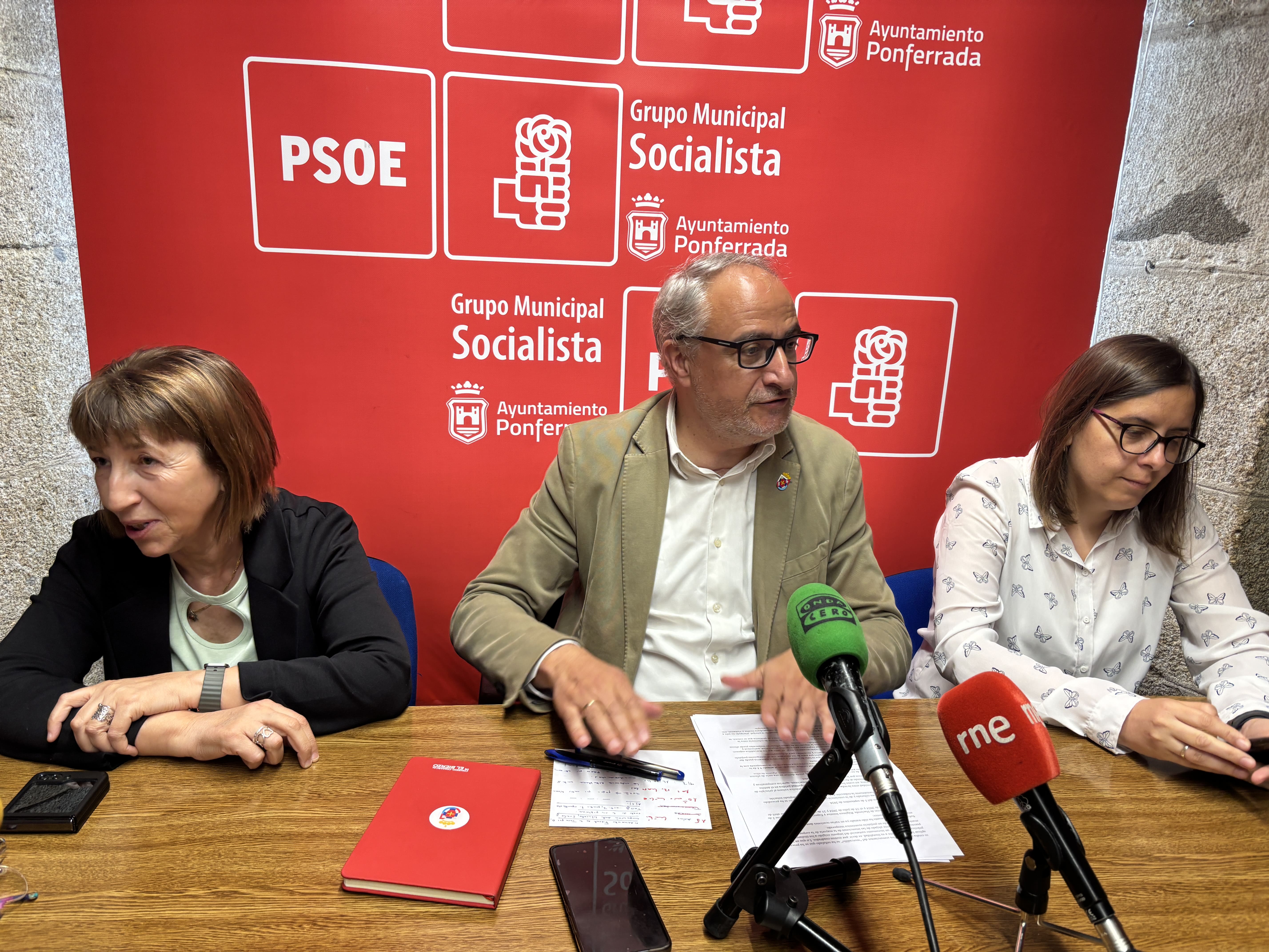 Grupo Municipal Socialista de Ponferrada, con la edil Silvia Blanco a la derecha. | JAVIER FERNÁNDEZ