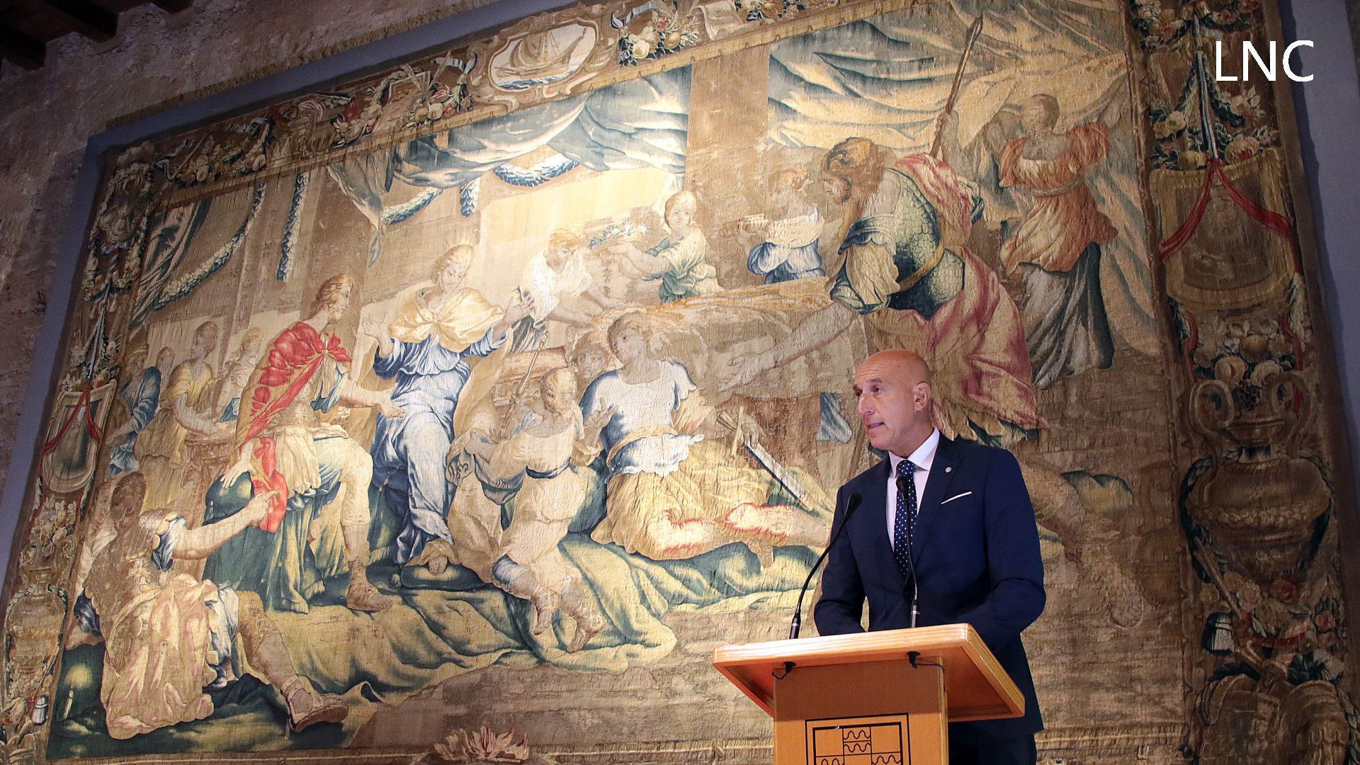 Un instante de la intervención del alcalde de León, José Antonio Díez, durante el acto de presentación del renovado tapiz 'La continencia de Escipión'. | SAÚL ARÉN Un instante de la intervención del alcalde de León, José Antonio Díez, durante el acto de presentación del renovado tapiz 'La continencia de Escipión'. | SAÚL ARÉN