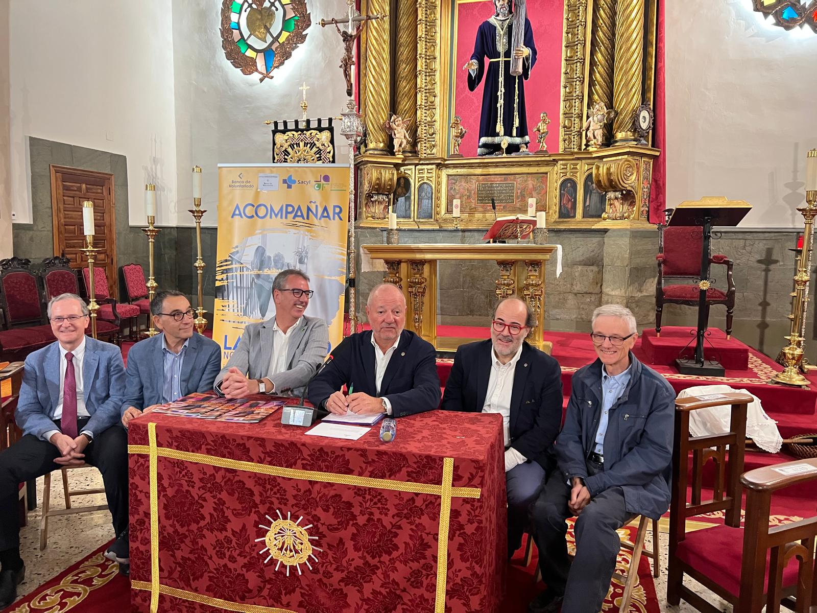 Representantes de la Cofradía del Dulce Nombre de Jesús Nazareno y del Banco de Voluntariado durante la firma del convenio en la Capilla de Santa Nonia | L.N.C.