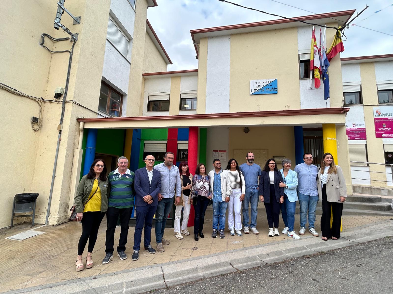 Bienvenida a la familia frente al colegio de Corullón. 