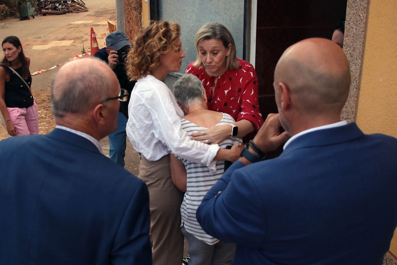  La vicepresidenta de la Junta, Isabel Blanco, visita los trabajos de desescombro en Castrocalbón | Peio García / ICAL