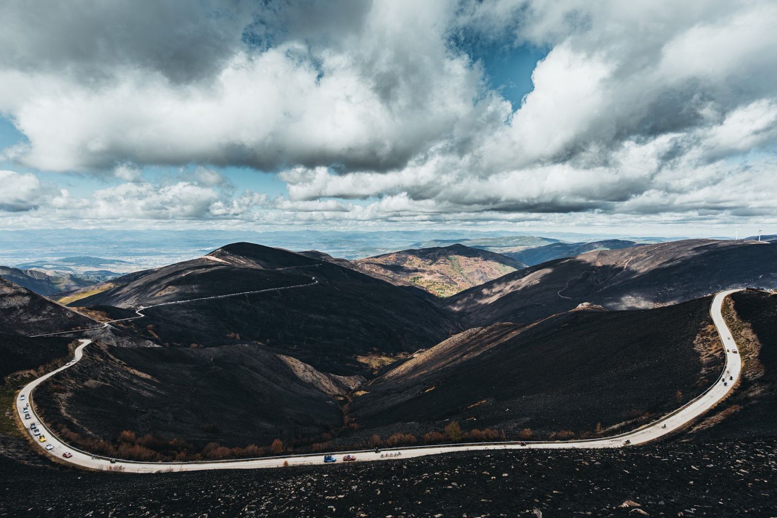 La herida abierta de unas montañas convertidas en ceniza en El Morredero.