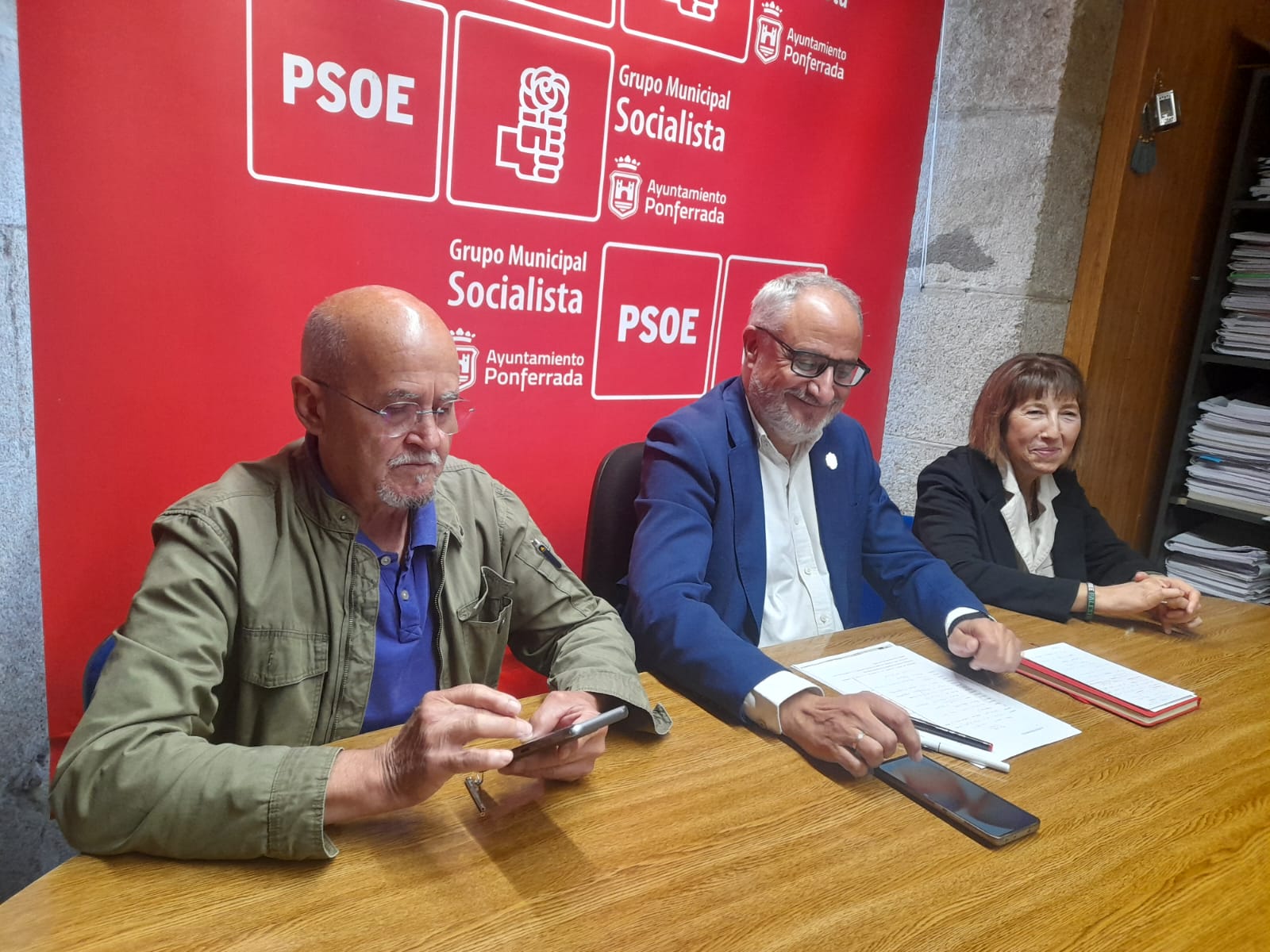 Rueda de prensa del PSOE en el Ayuntamiento de Ponferrada. | MAR IGLESIAS