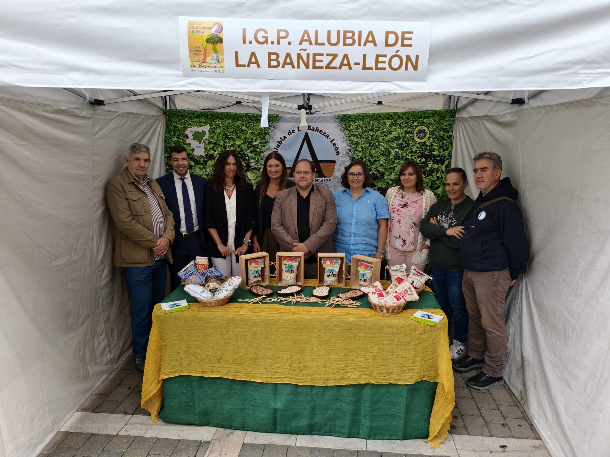 Foto de familia de la inauguración de la feria en el stand de la IGP de la Alubia La Bañeza-León. | A. RODRÍGUEZ