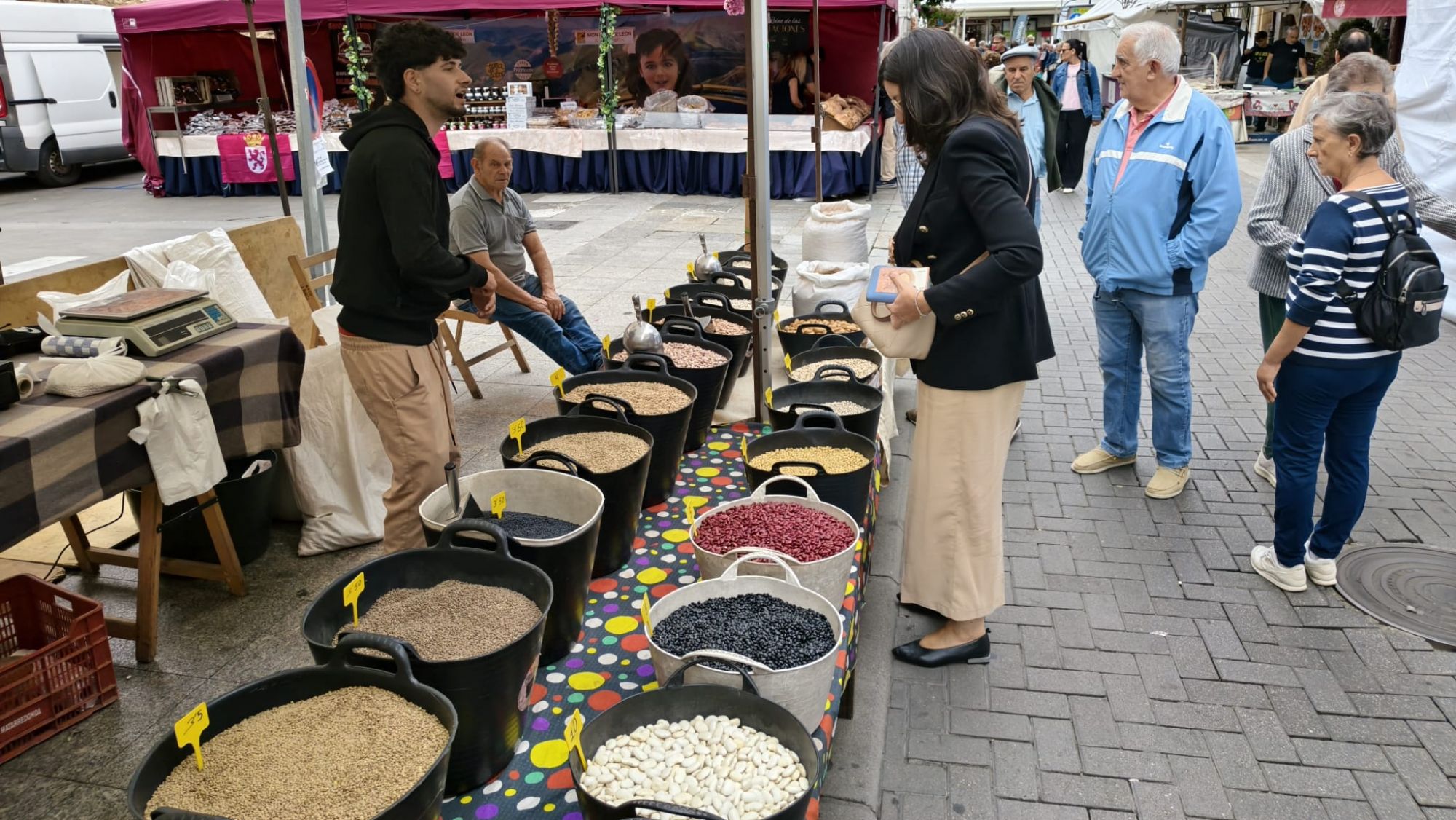 Uno de los stands de la feria que venden gran variedad de alubias. | A. RODRÍGUEZ Uno de los stands de la feria que venden gran variedad de alubias. | A. RODRÍGUEZ