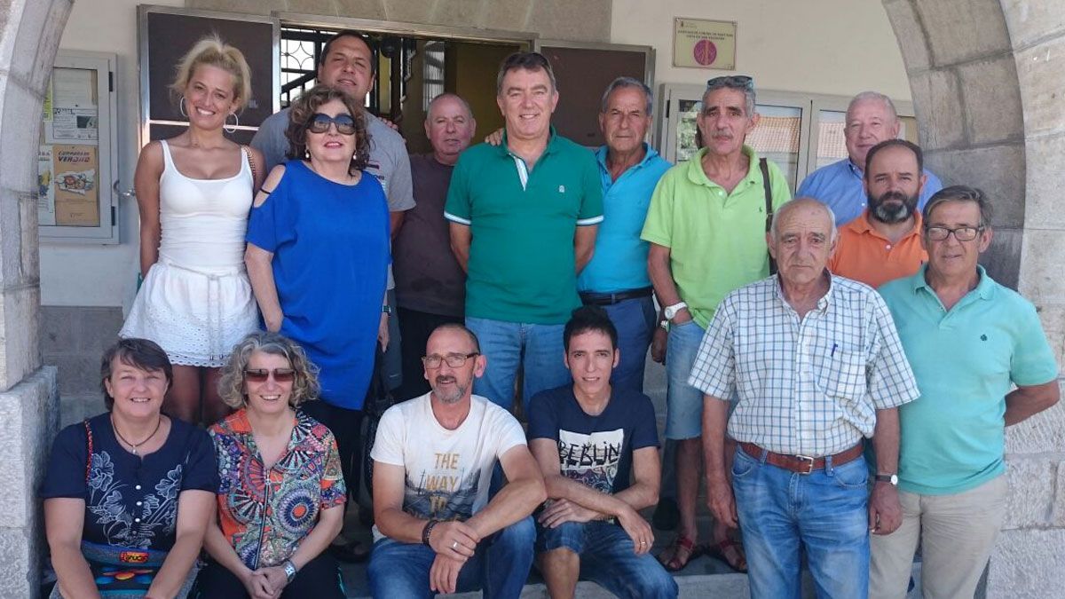 La plataforma Pro Valgrande Pajares fue recibida en el Ayuntamiento de Villamanín.| L.N.C.