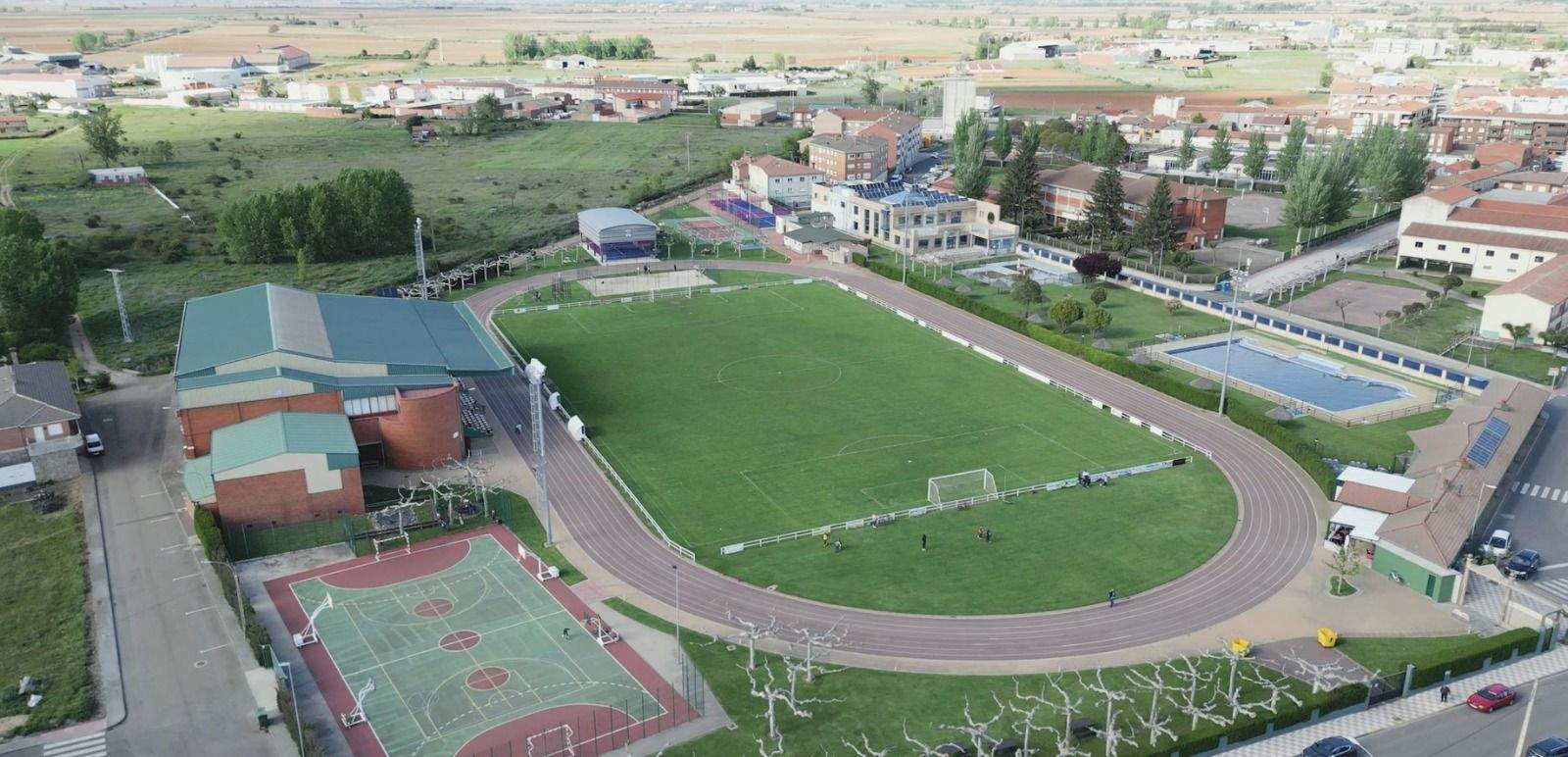Vista aérea del Polideportivo Municipal de Santa María del Páramo. | L.N.C. Vista aérea del Polideportivo Municipal de Santa María del Páramo. | L.N.C.