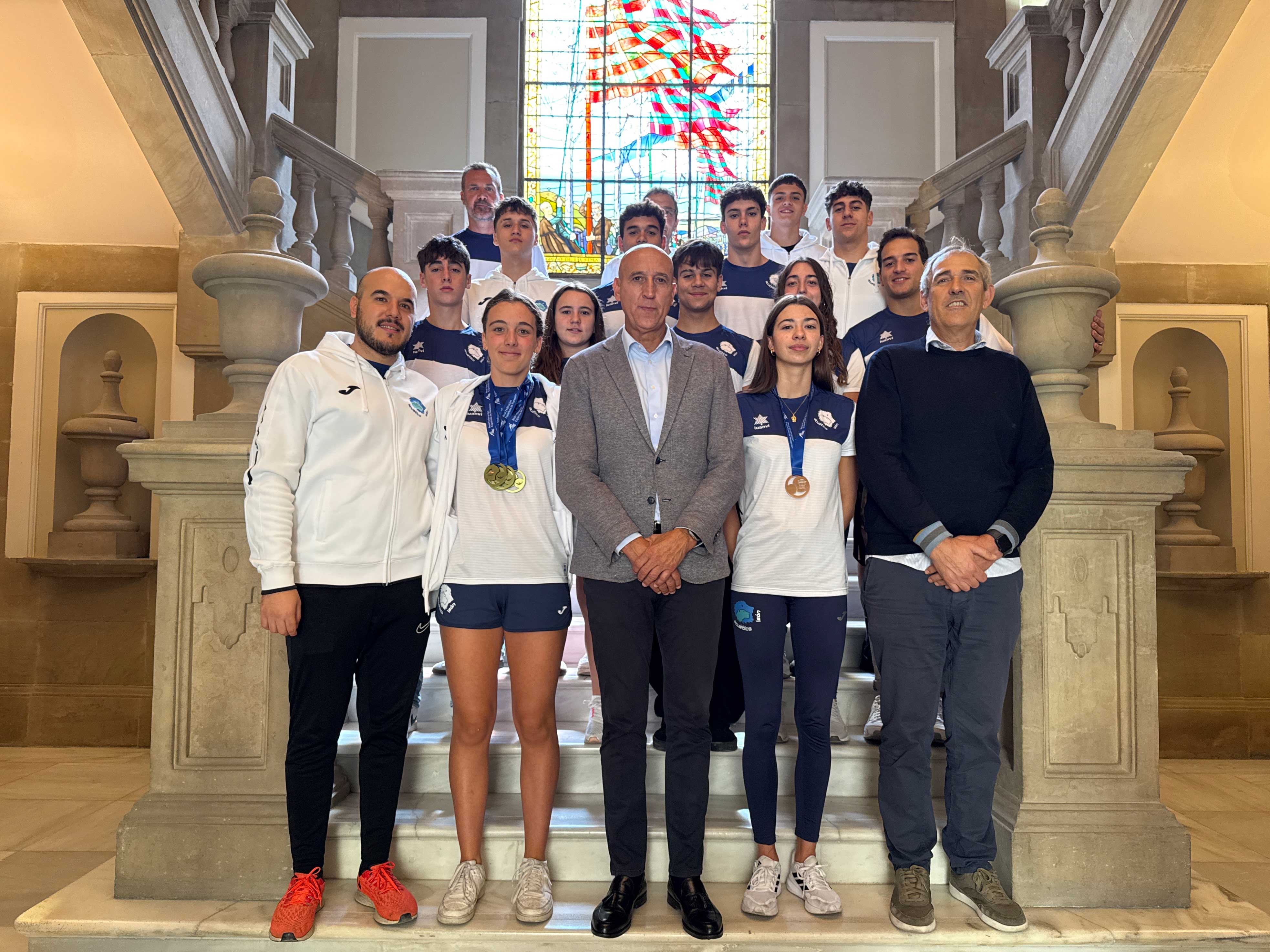 Imagen de la recepción de los miembros del club deportivo Acuático de León por parte de José Antonio Diez, alcalde de León. | L.N.C.