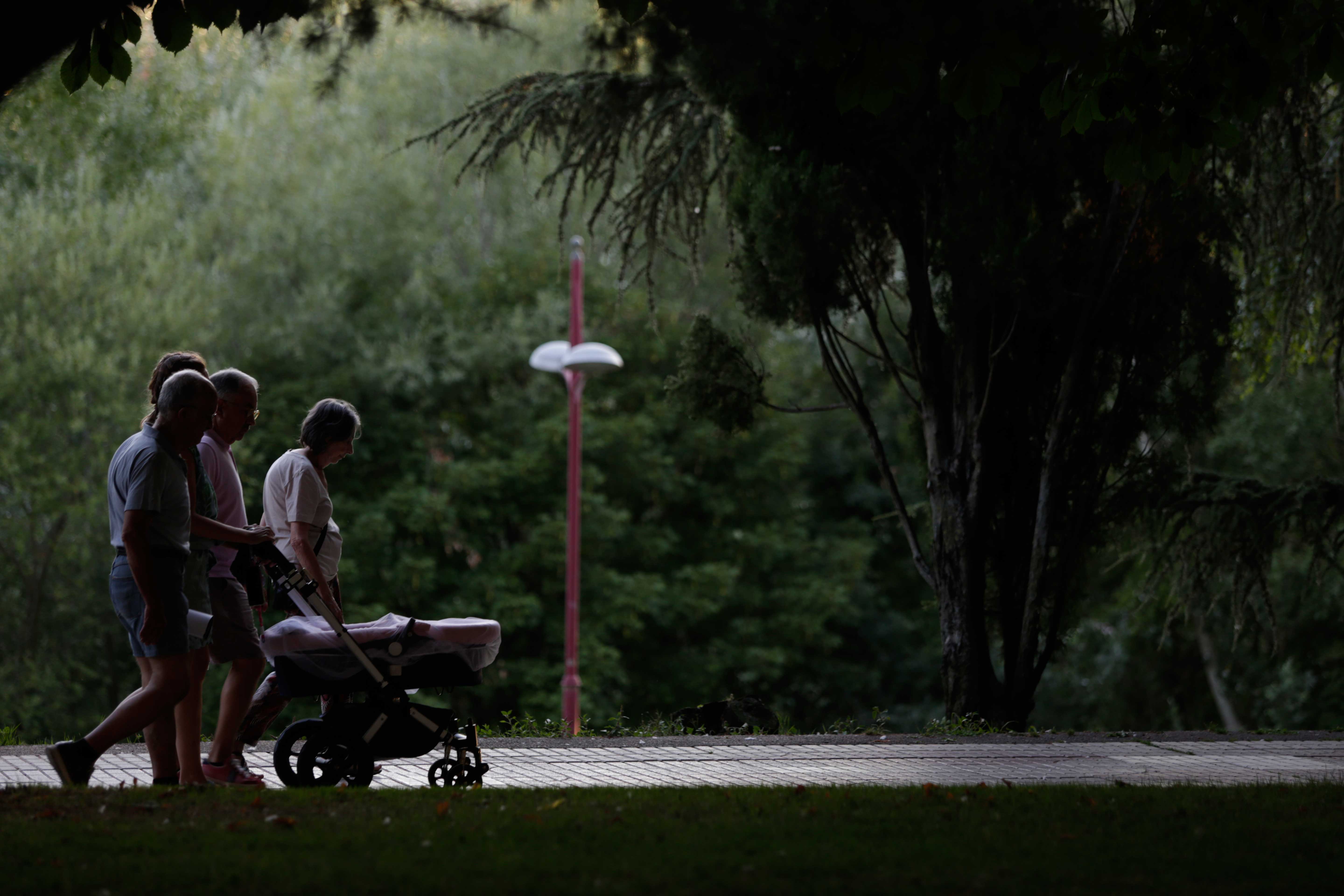 Los testamentos solidarios acercan la ayuda entre generaciones. | FERNANDO OTERO