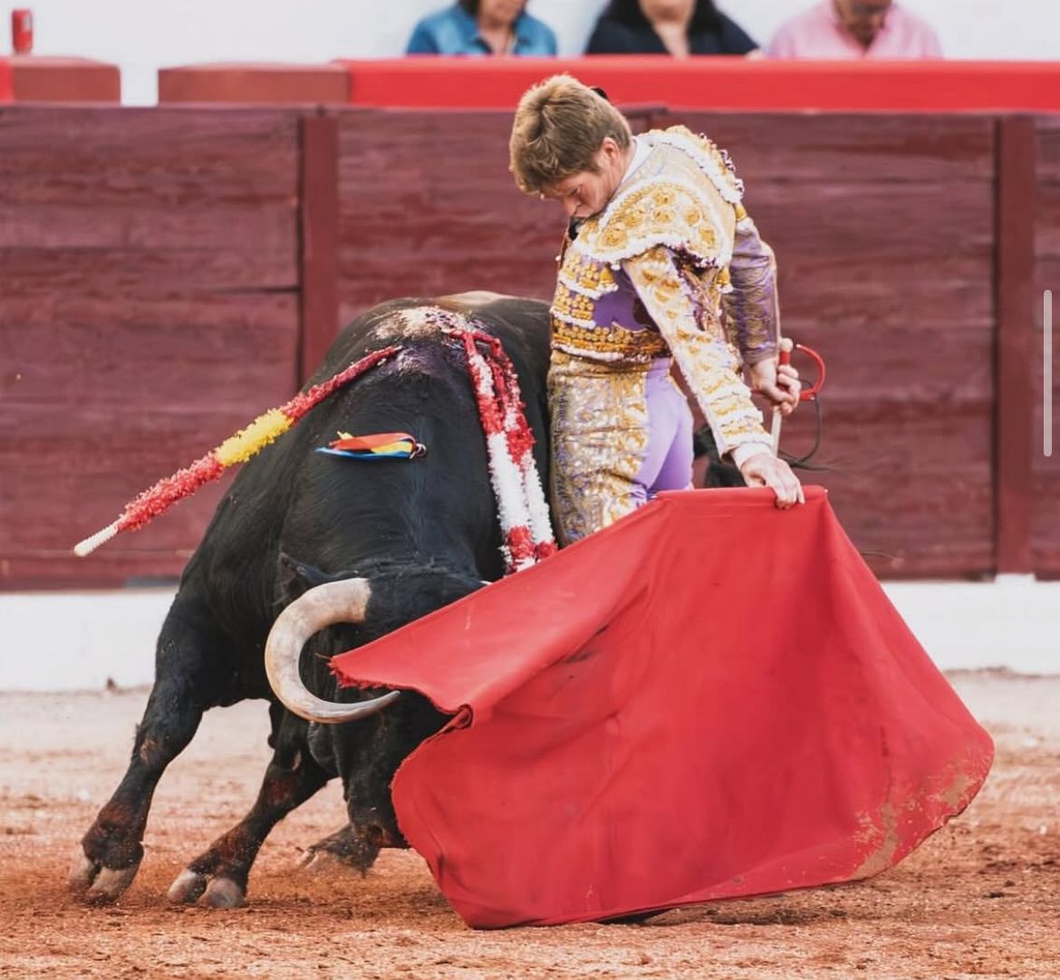 Borja Jiménez toreando al natural y muy ajustado en Colmenar Viejo. | CEDIDA
