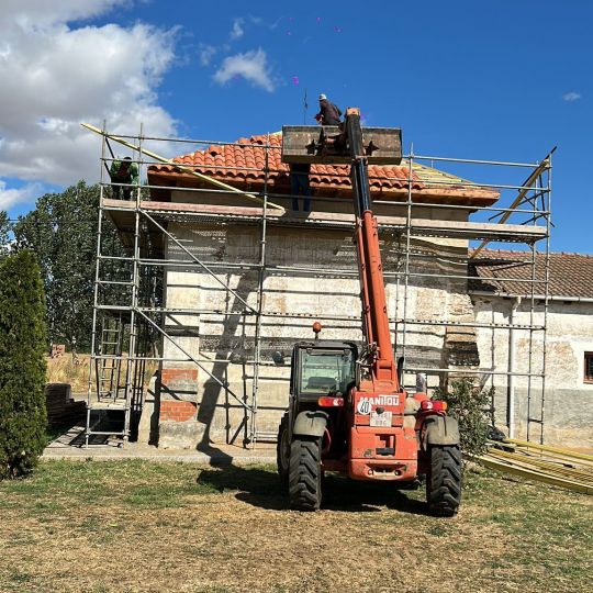 Un instante de la colocación de las tejas apadrinas durante esta semana. | L.N.C. Un instante de la colocación de las tejas apadrinas durante esta semana. | L.N.C.