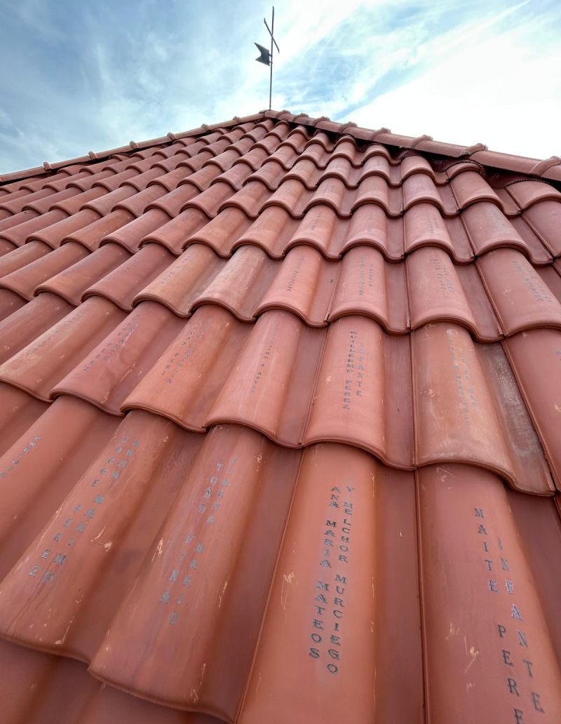 Tejas con los nombres de los padrinos que han sido colocadas. | L.N.C. Tejas con los nombres de los padrinos que han sido colocadas. | L.N.C.