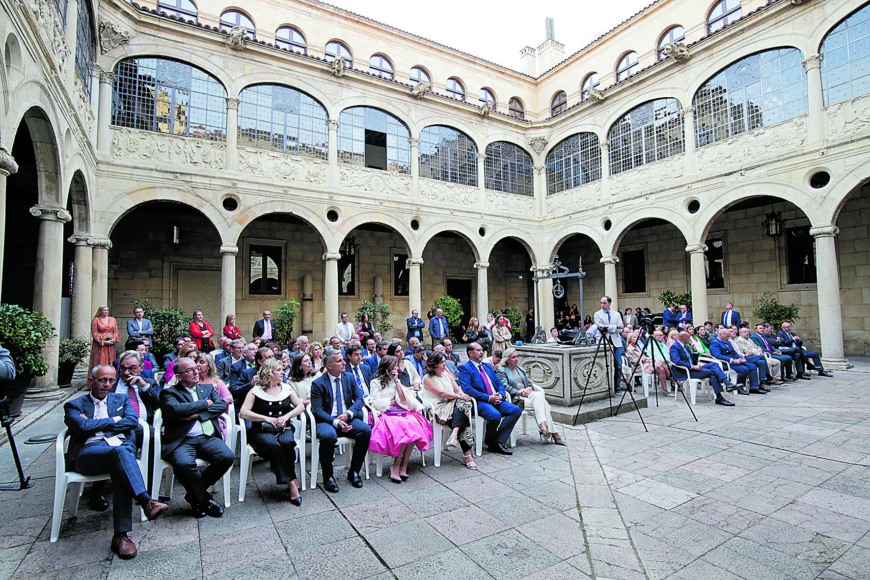 El Claustro del Palacio de los Guzmanes fue el escenario elegido para la celebración. | FERNANDO OTERO