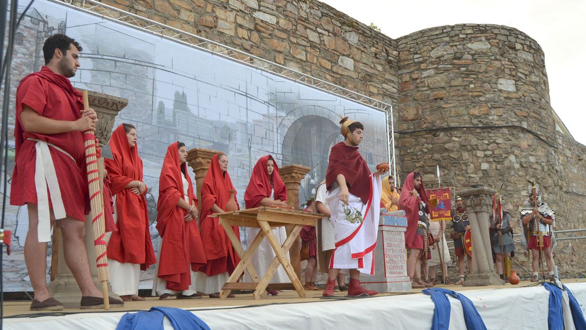 Un momento de la representación de la purificación de estandartes en el Campamento del Melgar.|  P. FERRERO