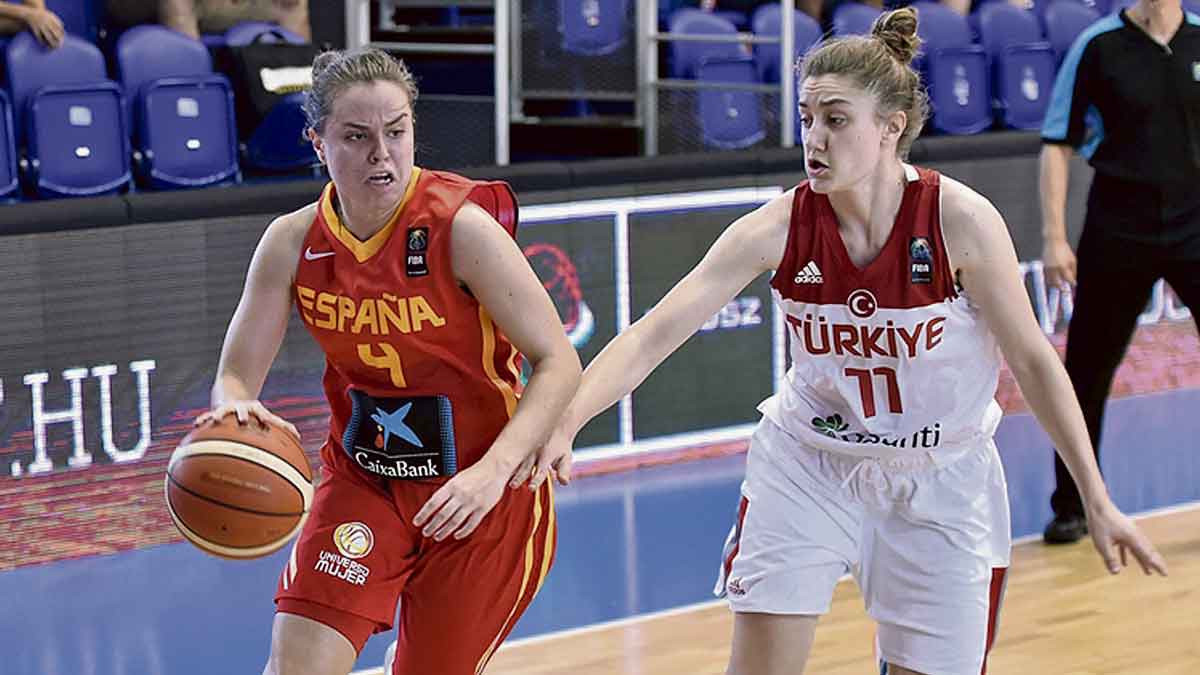 Lucía Alonso penetra a canasta frente a Turquía. | FEB