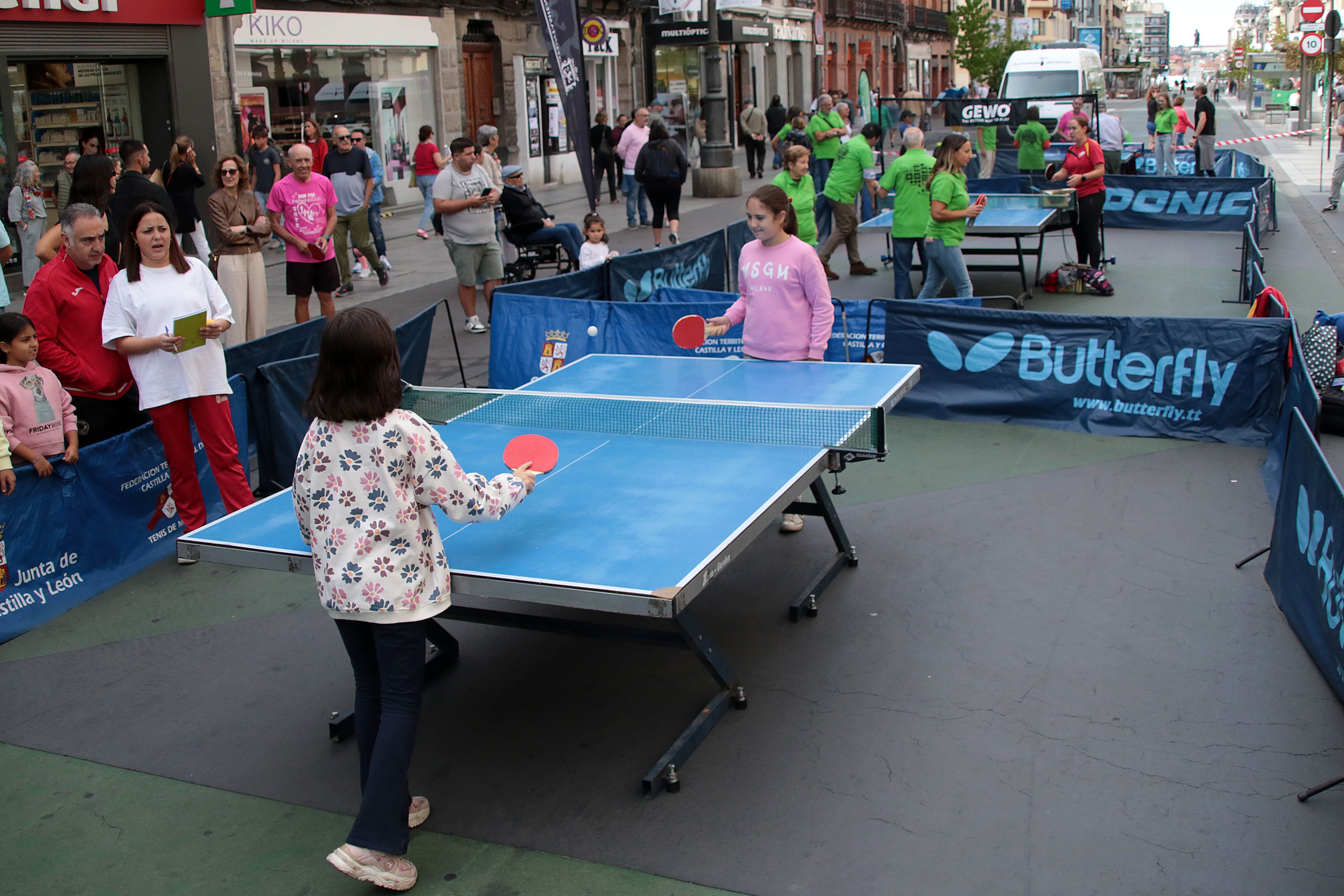 Un instante de la jornada de sensibilización celebrada por Alzheimer León en la avenida Ordoño II. | PEIO GARCÍA