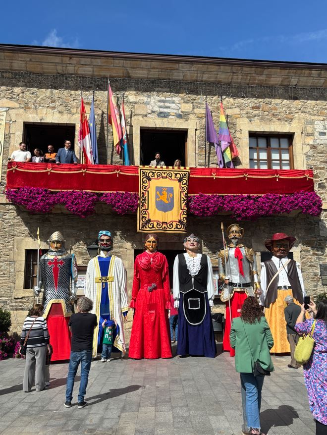 Pregón en Villafranca del Bierzo. | JAVIER FERNÁNDEZ