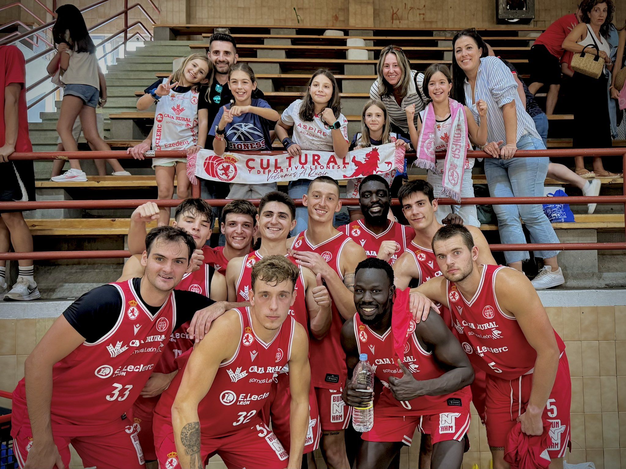 Los jugadores de la Cultural celebran el triunfo en el amistoso ante Ponferrada con su afición. | CYD