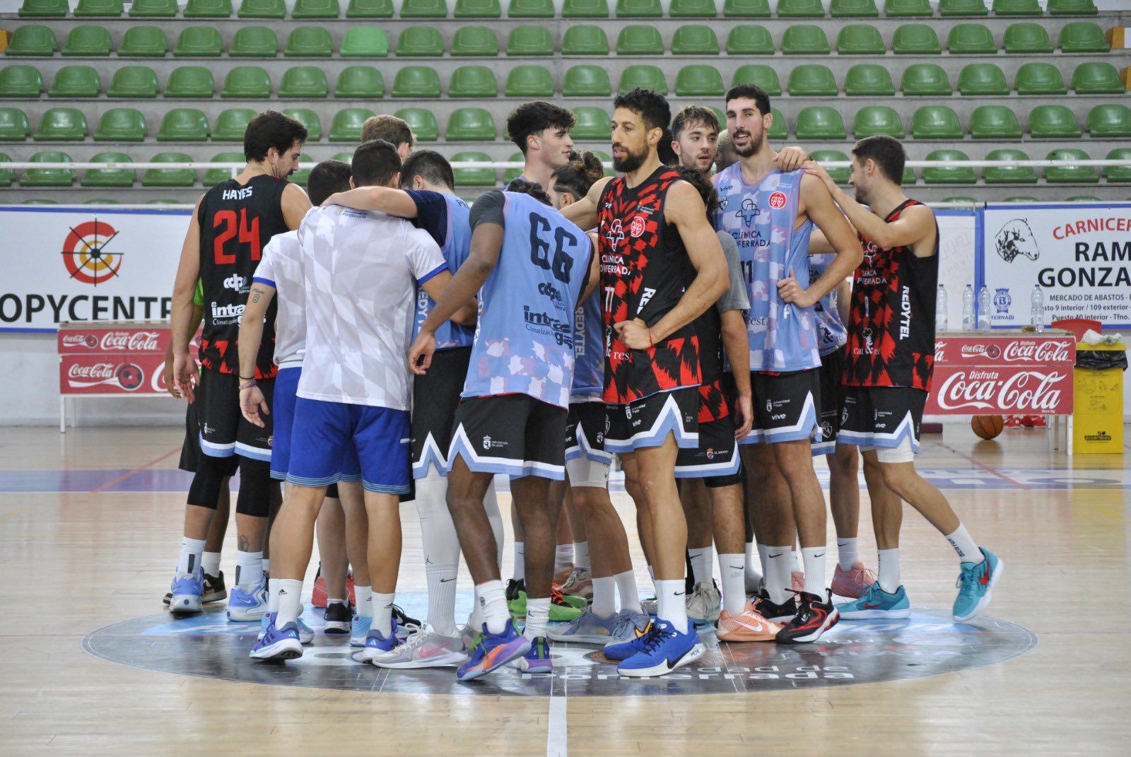 El Clínica Ponferrada se estrenó en el Lydia Valentín con victoria. CPSDP