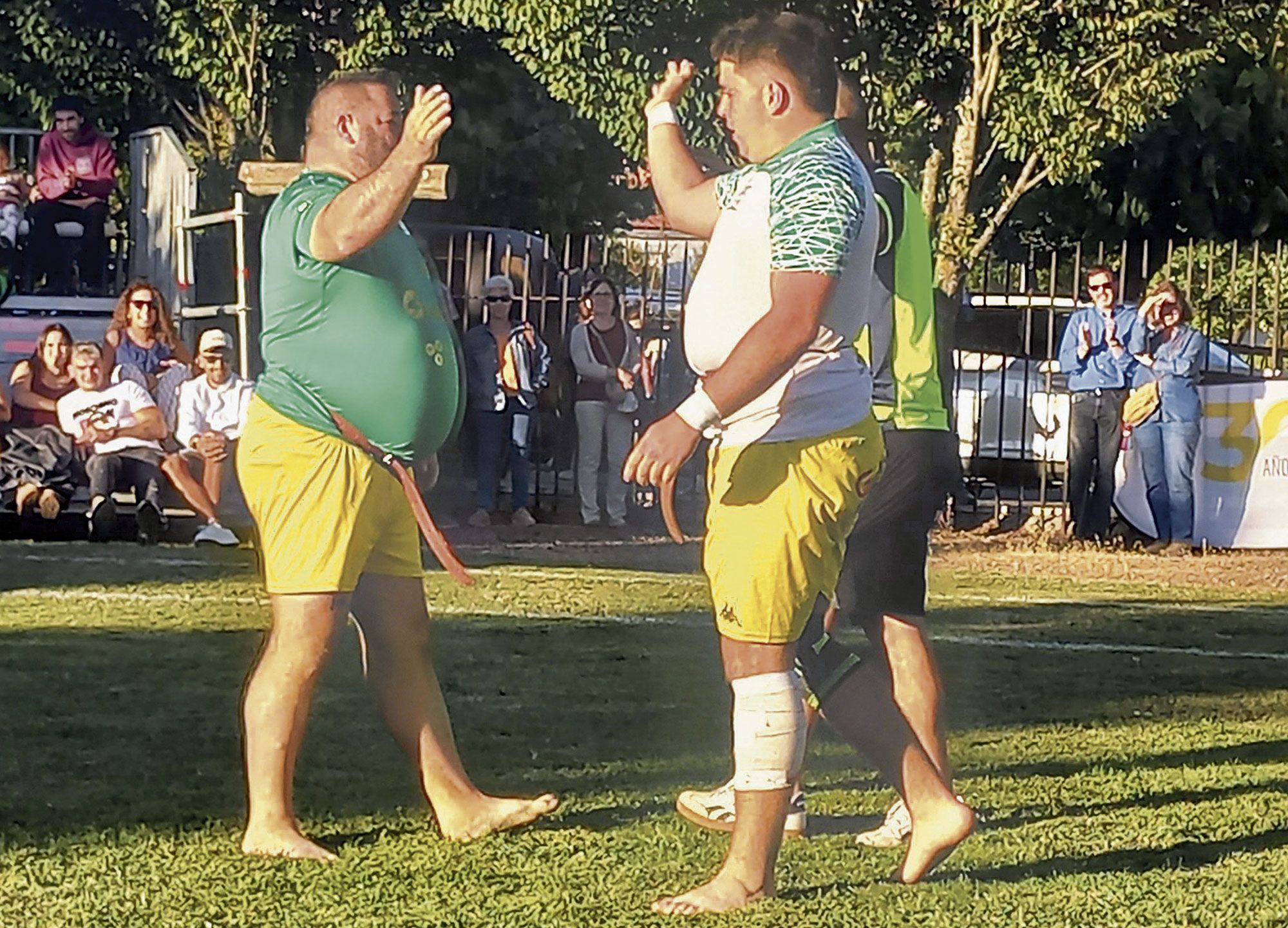 Víctor J. y Vitorín, padre e hijo, se saludan antes de fundirse en un abrazo previo a su esperado primer combate.  SAÚL ARÉN