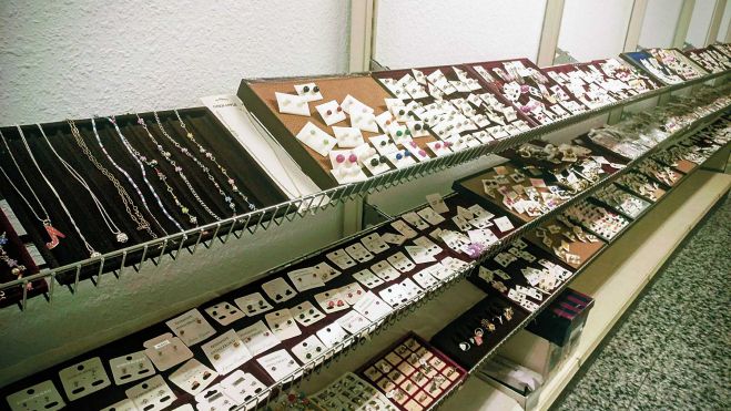 Heradio García ofrece en su una gran cantidad de bisutería (otras estanterías están igual de llenas de relojes de todo tipo, de pulsera a despertadores)
