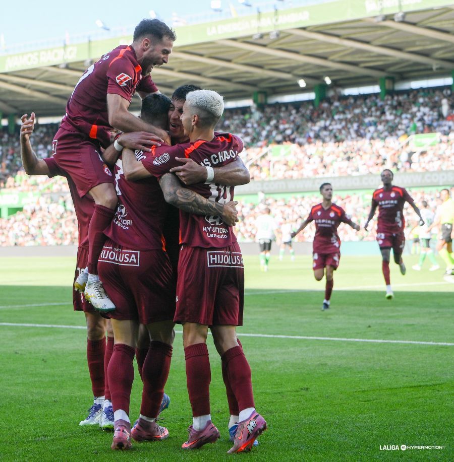La Cultural festeja a lo grande uno de los goles marcados en El Sardinero. | LALIGA
