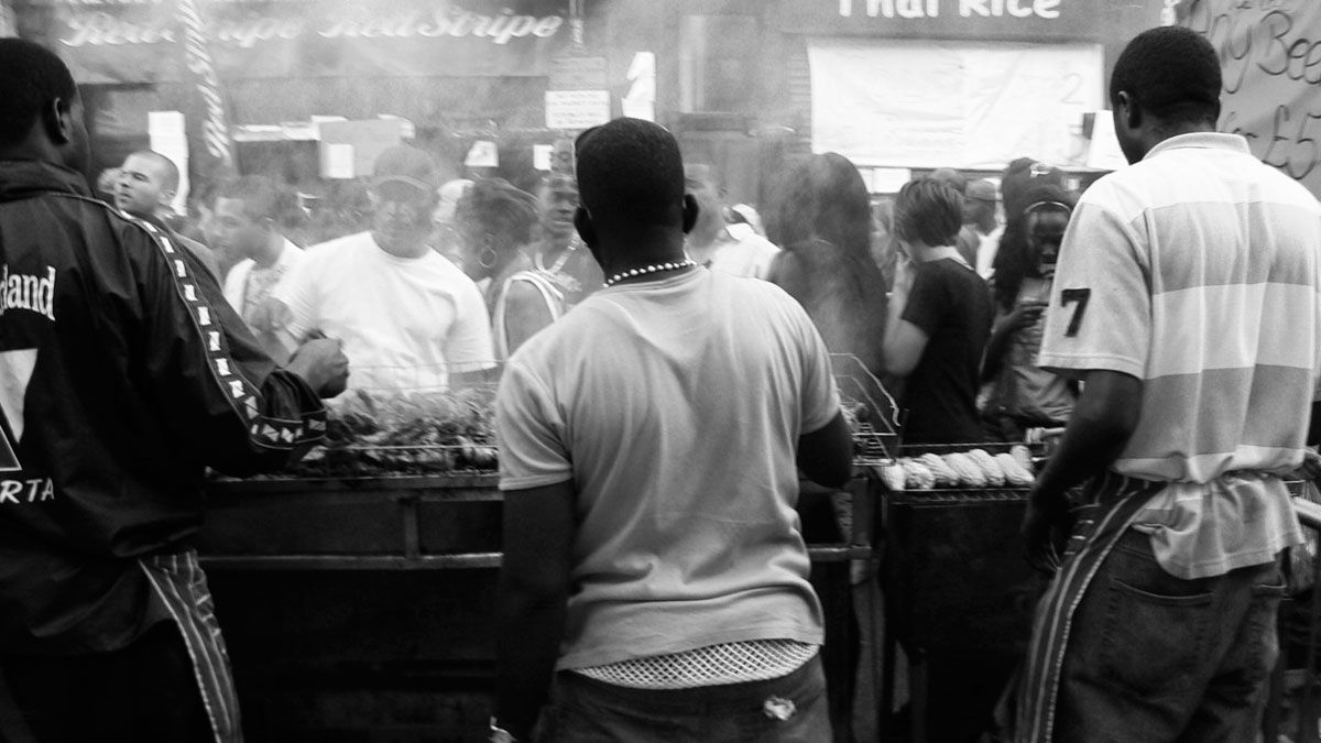Puestos de comida en la calle, durante el Carnaval del barrio londinense de Notting Hill. | PABLO J. CASAL