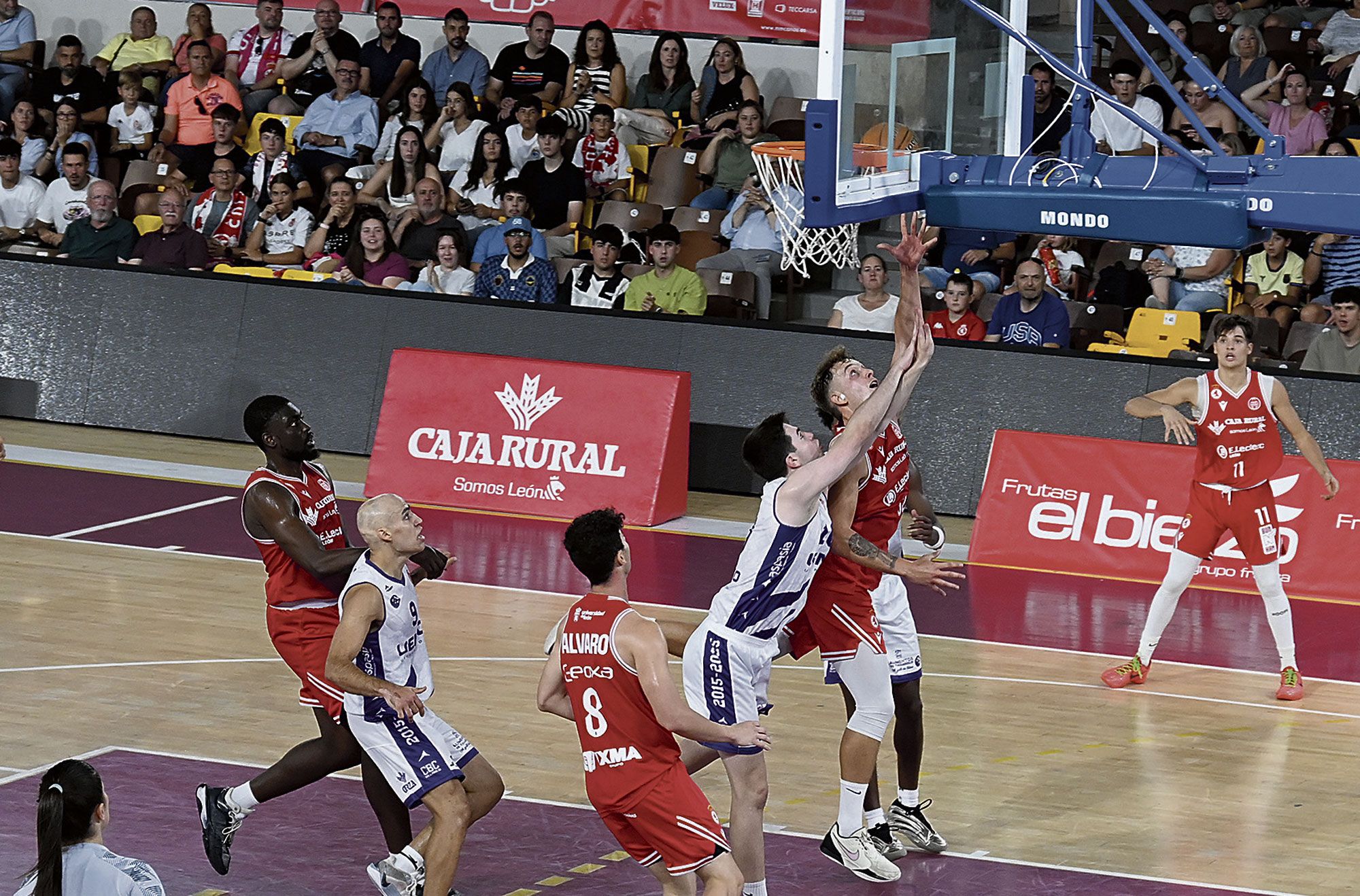 Jaime Llamas deja una bandeja en el choque entre la Cultural y el Valladolid de la Copa de España. | SAÚL ARÉN