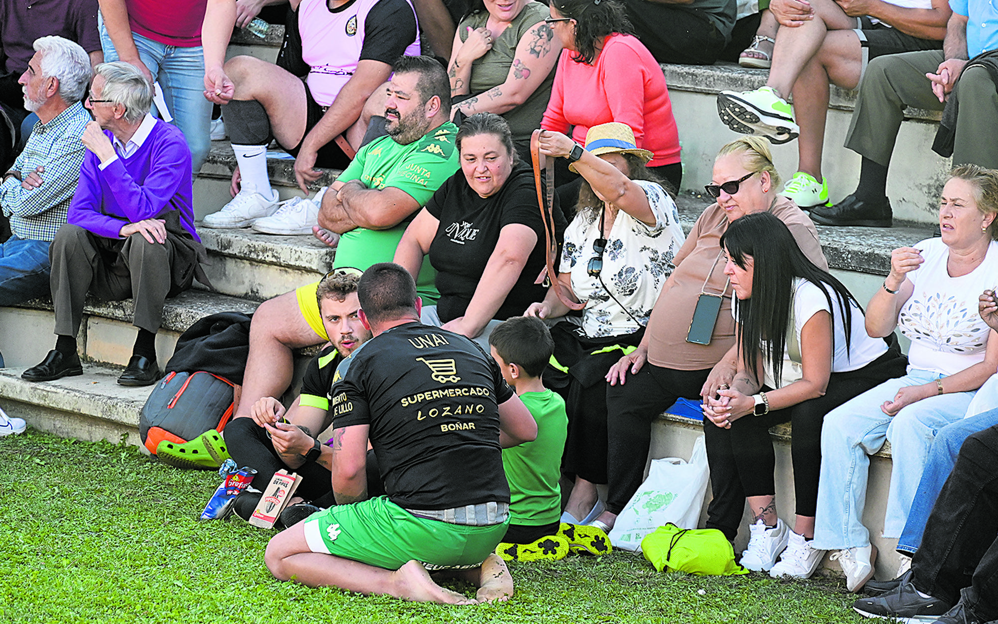 Unai y Florián charlan durante el corro mientras Víctor J. sigue a lo suyo SAÚL ARÉN