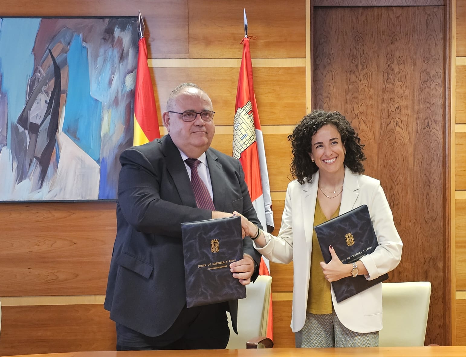 Un instante de la firma del convenio entre la Consejería de Sanidad y el Consejo de Colegios Profesionales de Farmacéuticos. | L.N.C. Un instante de la firma del convenio entre la Consejería de Sanidad y el Consejo de Colegios Profesionales de Farmacéuticos. | L.N.C.