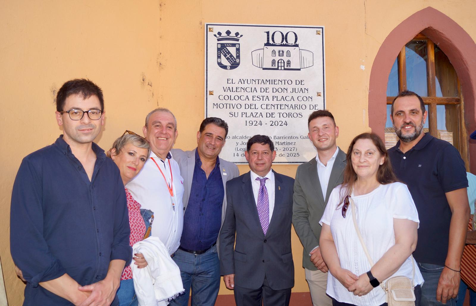 La corporación municipal posando con la placa conmemorativa instalada. | L.N.C.