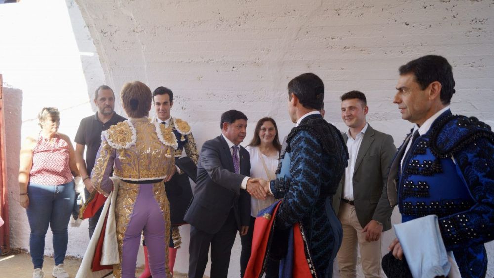 La corporación municipal saludando a los toreros. | L.N.C. La corporación municipal saludando a los toreros. | L.N.C.