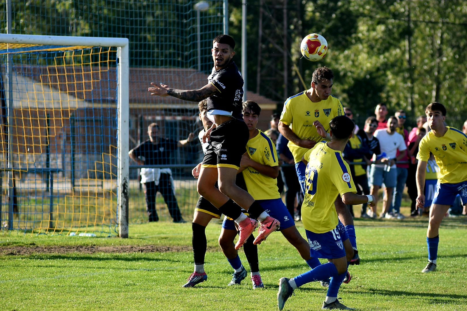 Un instante del duelo entre Unionistas y Mansillés. | UNIONISTAS