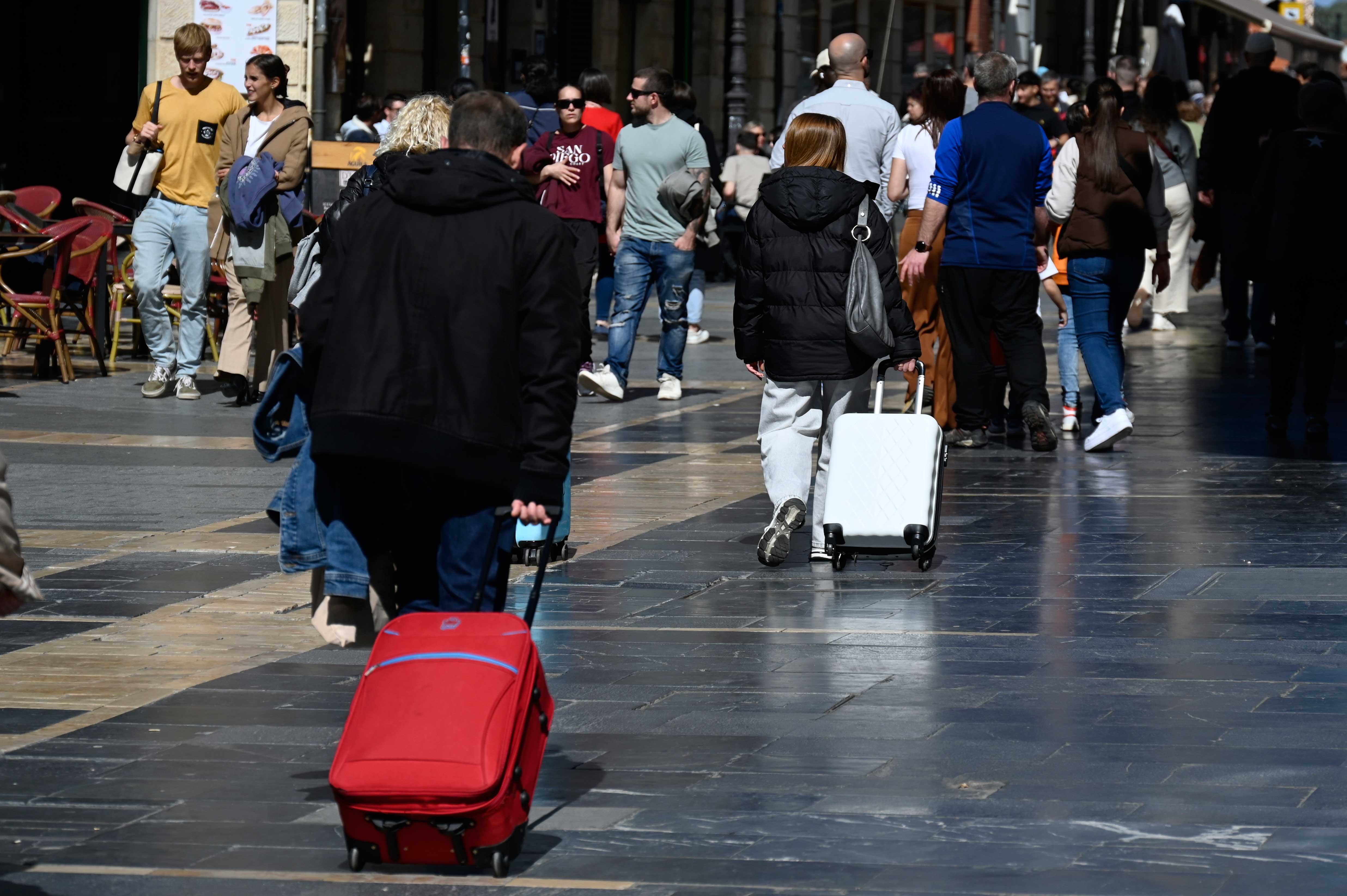 Los leoneses hacen cada vez más maletas para viajar a otros continentes. | SAÚL ARÉN