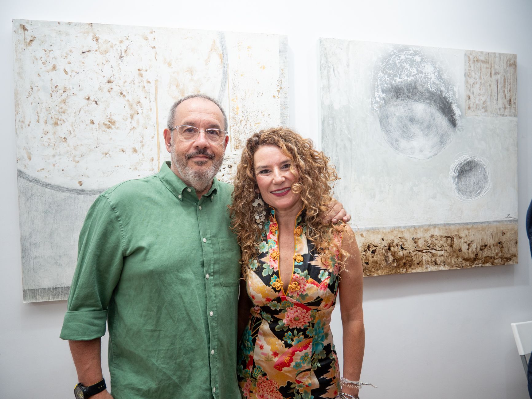 El galerista Pablo Martínez junto a la artista canaria Silvia Zurro durante la inauguración. | VICENTE GARCÍA