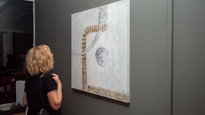 Contemplando la exposición de Silvia Zurro en Espacio E.VICENTE GARCÍA Contemplando la exposición de Silvia Zurro en Espacio E.VICENTE GARCÍA