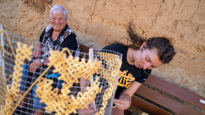 Una imagen capturada durante la elaboración de la instalación realizada en punto de cruz con espinas de trigo sobre una red metálica.ISA B. YENDE