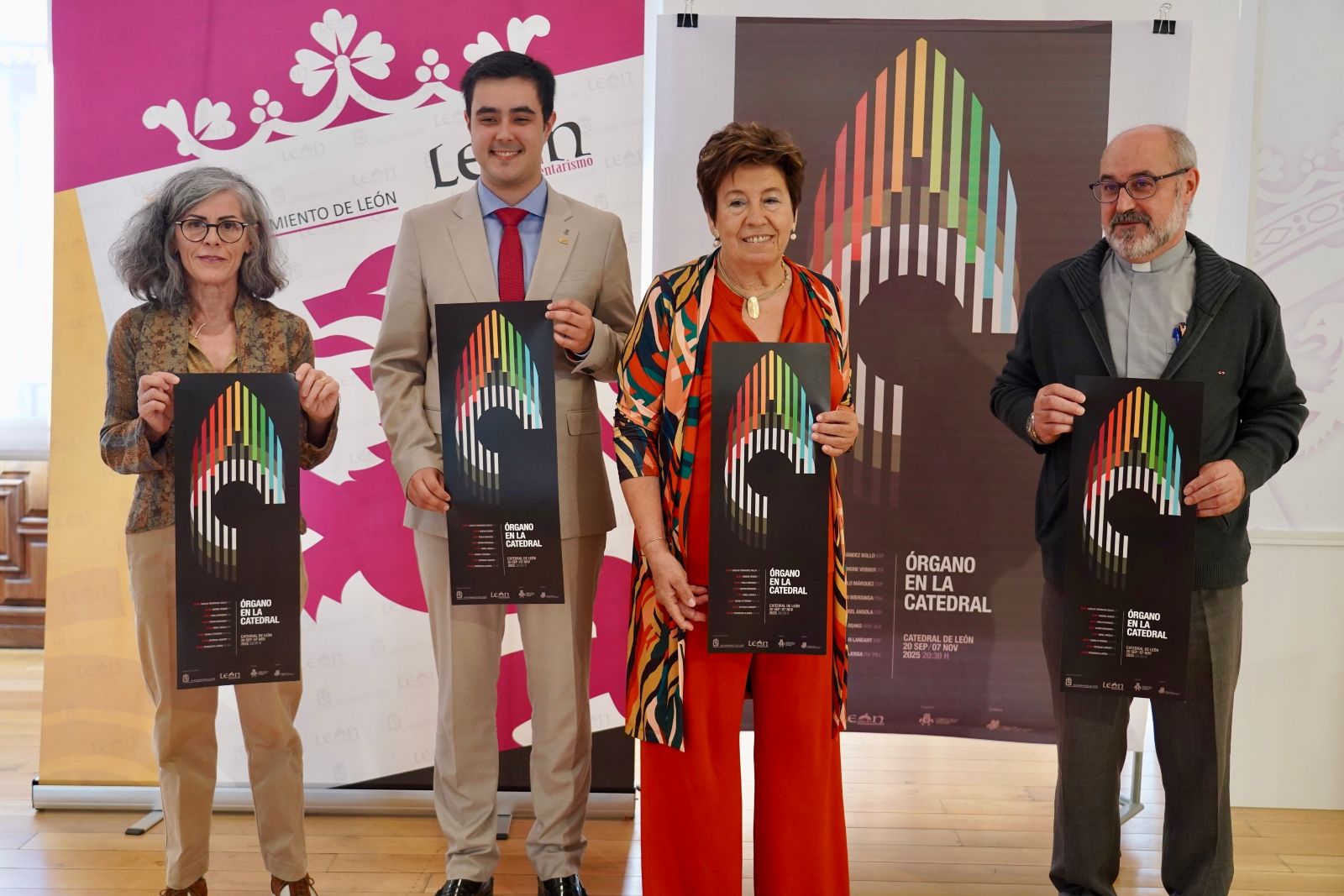 La concejala Elena Aguado presenta el ciclo ‘Órgano en la Catedral’, junto al organista Carlos Julián Fernández, el deán Florentino Alonso y Marta Martínez, de la Asociación Amigos del Órgano | Campillo / ICAL 