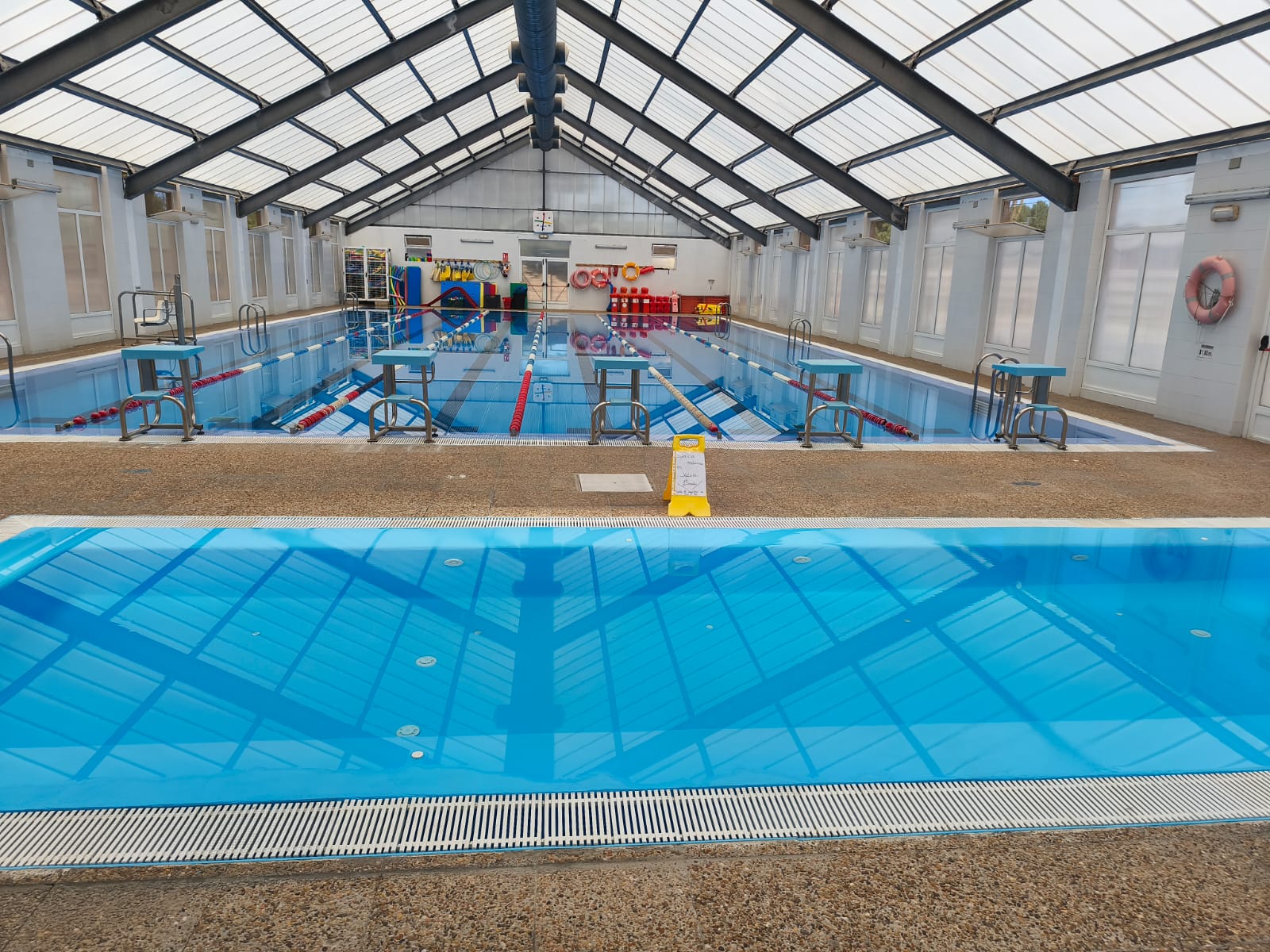 Vista de la piscina climatizada municipal de La Bañeza. | L.N.C. Vista de la piscina climatizada municipal de La Bañeza. | L.N.C.