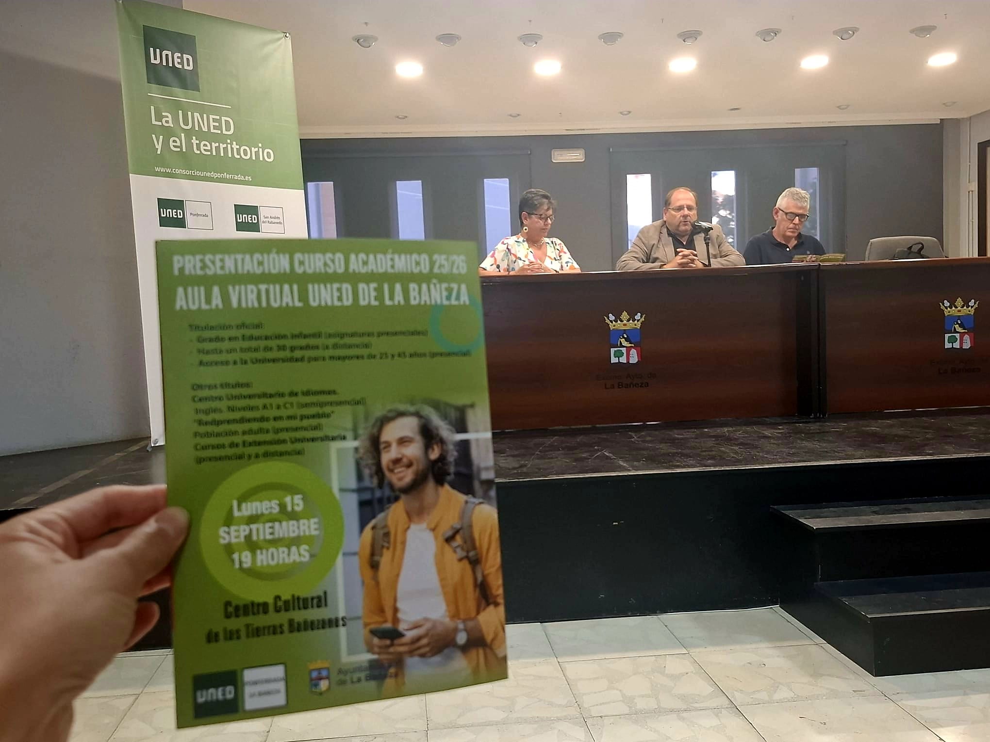 Begoña Ferrero, Javier Carrera y Jorge Vega durante la inauguración. | L.N.C. Begoña Ferrero, Javier Carrera y Jorge Vega durante la inauguración. | L.N.C.
