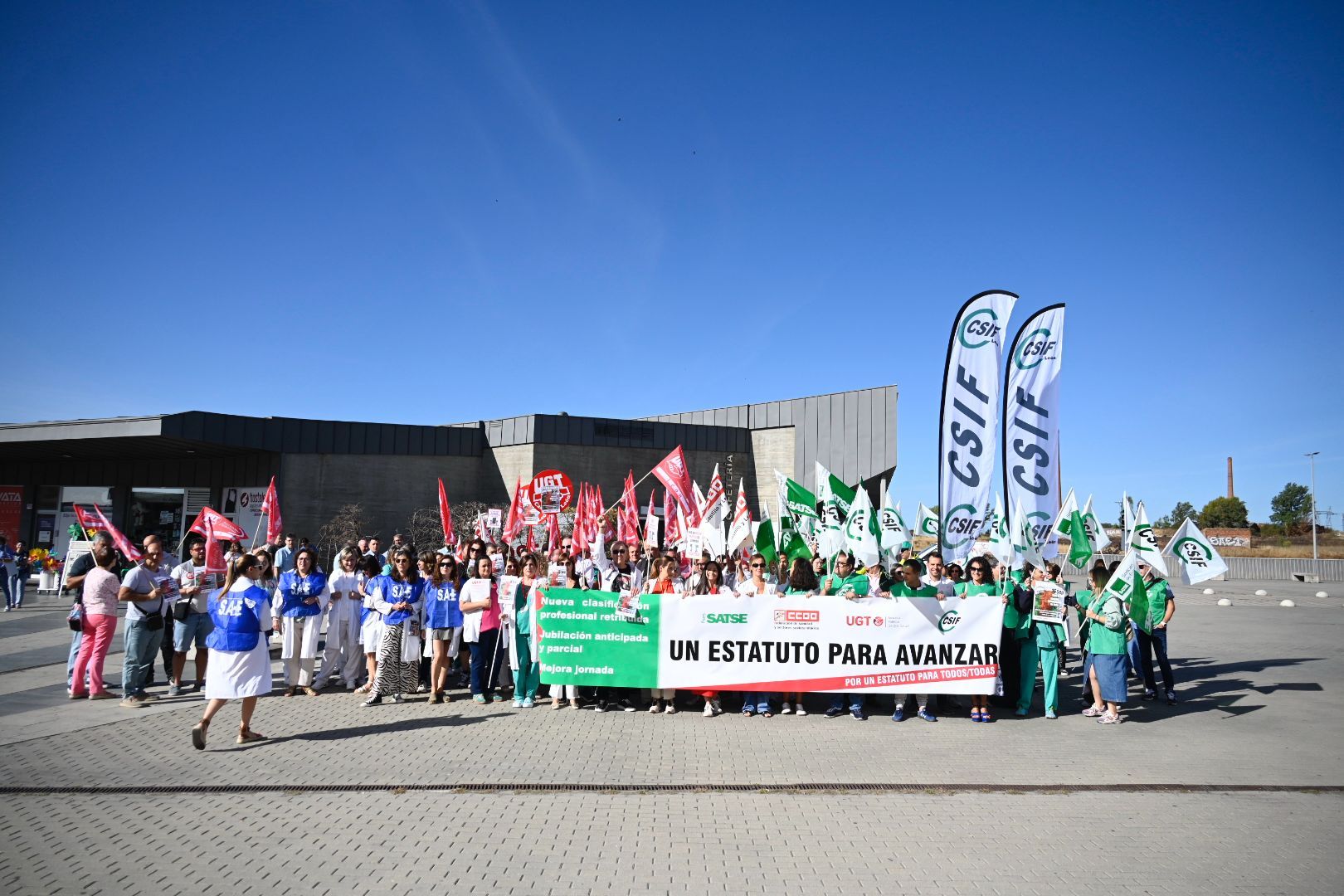 Protesta del personal sanitario por el Estatuto Marco ante el Hospital de León. | SAÚL ARÉN