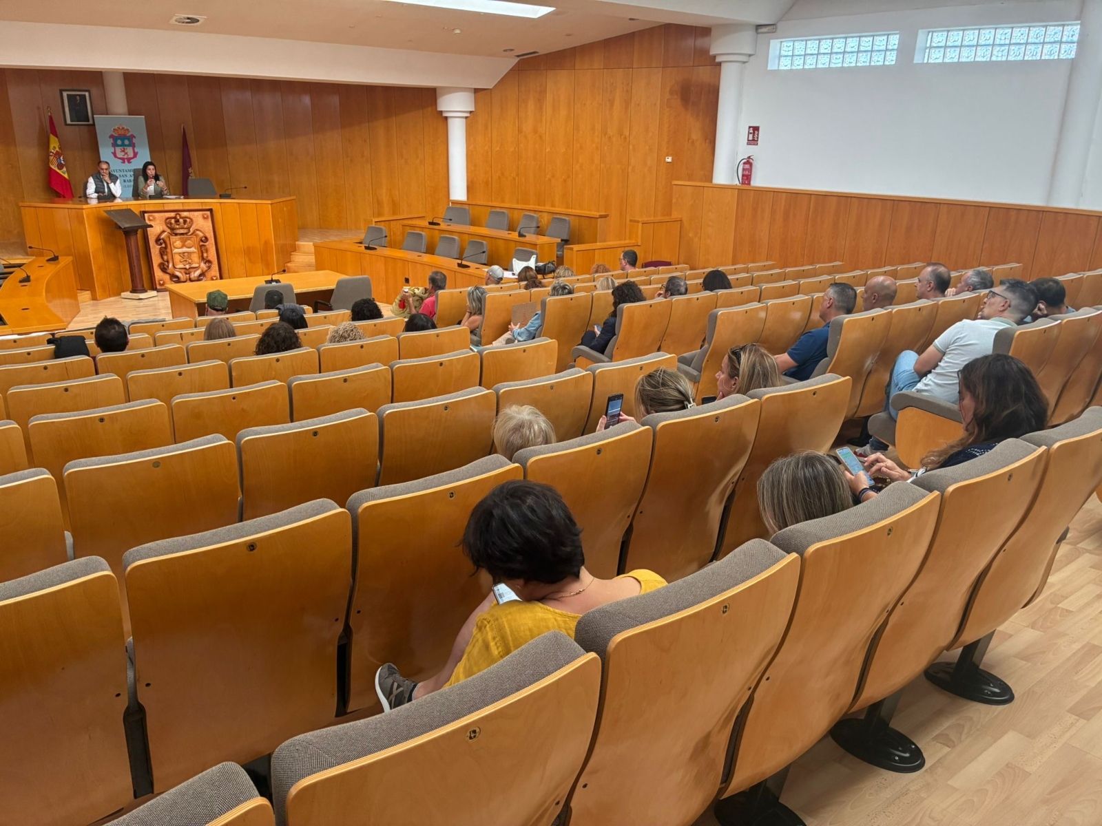 La alcaldesa Ana Caurel y el concejal Andrés Vidales, en la reunión con trabajadores sobre el bloqueo de las nóminas | L.N.C.
