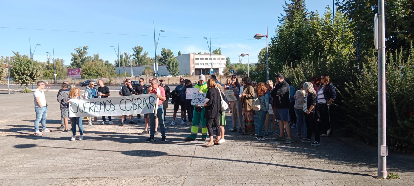 Protesta de la plantilla del Ayuntamiento de San Andrés este martes por el impago de las nóminas. | L.N.C.