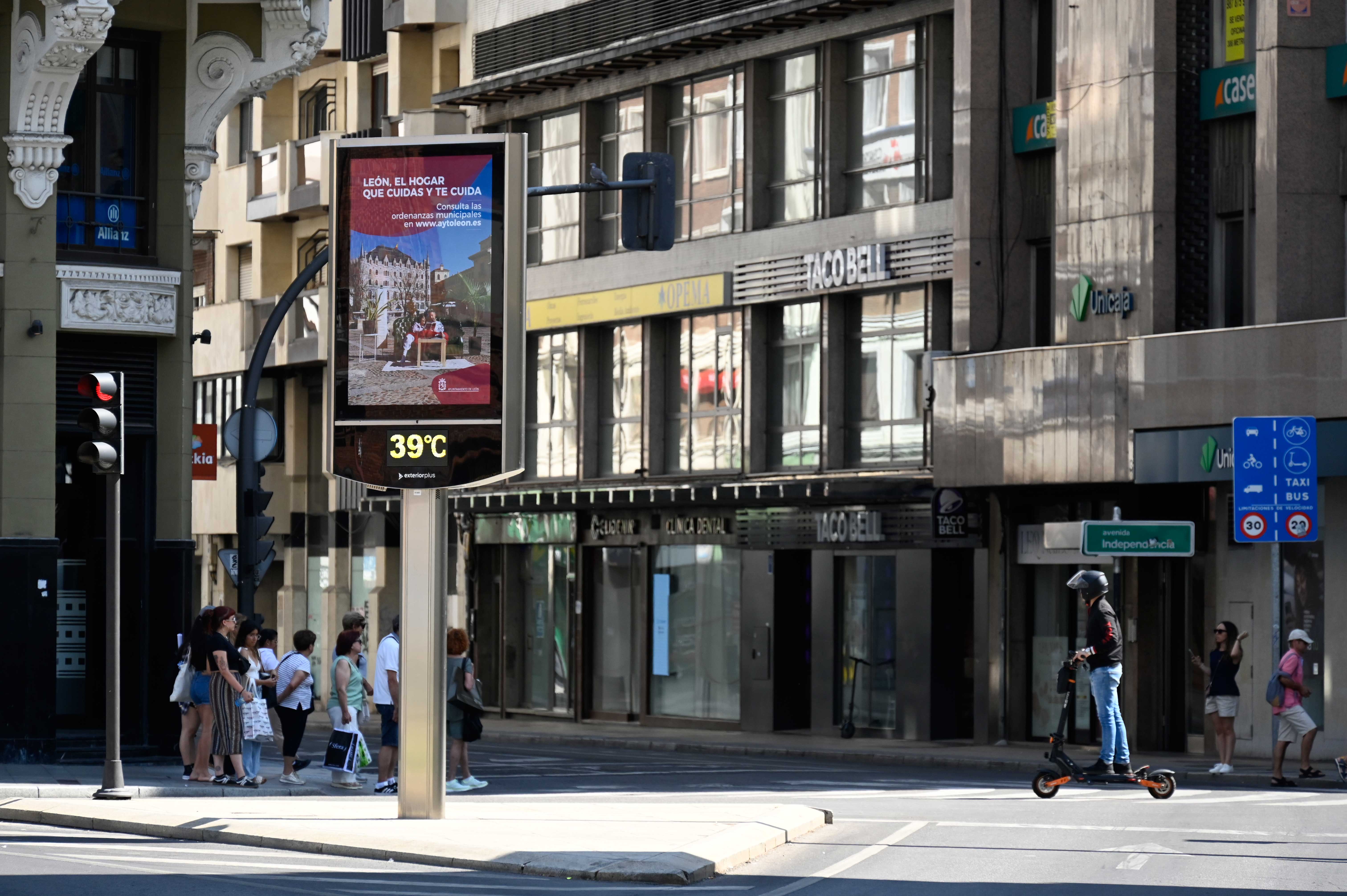 Un día de altas temperaturas de este verano en el centro de León. | SAÚL ARÉN