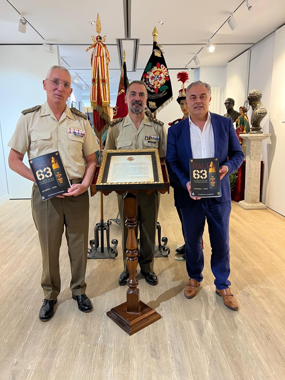 Antonio Mongio, Santiago Calderón y José Luis Nieto durante la inauguración de la muestra. | L.N.C.